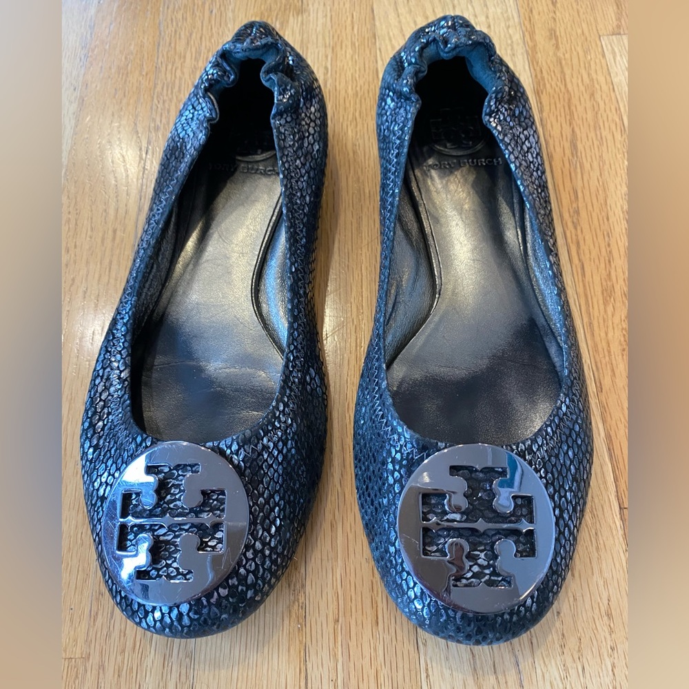 Tory Burch Minnie Travel Ballet - Size 7 in Silver snakeskin